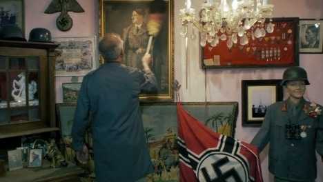 Подвал, нацистские флаги и старый австриец