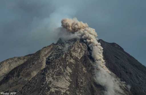 В Индонезии в связи с извержением вулкана объявлен повышенный уровень тревоги: 3,000 эвакуировано
