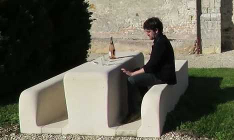 Француз превратил надгробие своей мамы в столик для пикника
