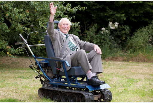 Великобритания: сын подарил отцу-ветерану инвалидную коляску, больше похожую на танк