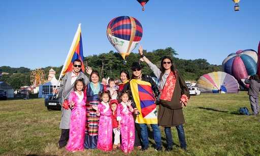 Palloncino che cuscinetto la bandiera tibetana prende in aria a Bristol nonostante i tentativi di vietarlo