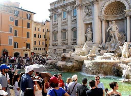 В Риме увеличат штрафы за купание в фонтанах