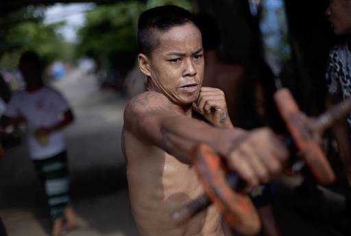 За някои бойни майстори в Мианмар улицата е тяхната фитнес зала
