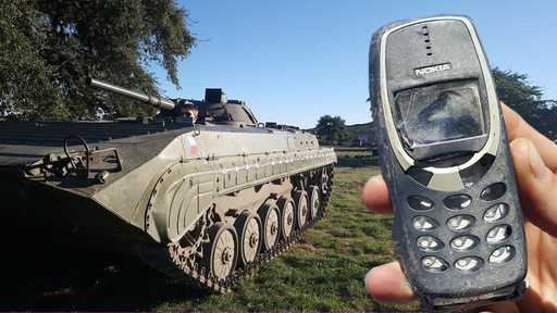 Nokia 3310 против танка (видео)