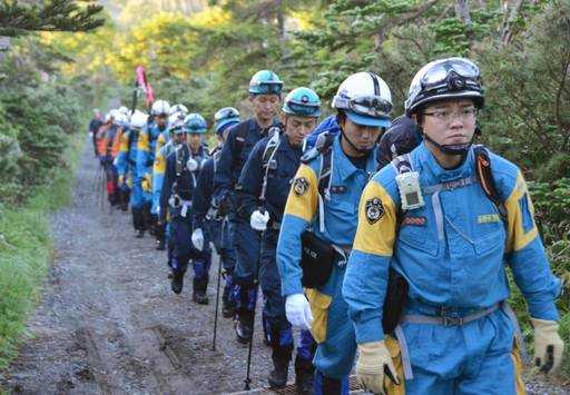 Команда японских пожарных и полицейских готовится к поиску пропавших без вести вследствие извержения вулкана Онтакэ