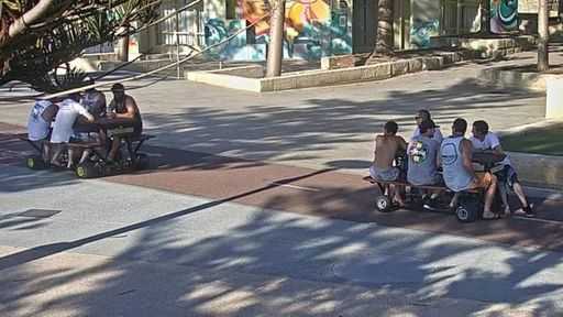 Австралийская полиция ищет мужчин, катающихся по городу на парковых скамейках (видео)