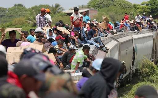 Борьба с нелегалами: Мексика делает “грязную работу” для США