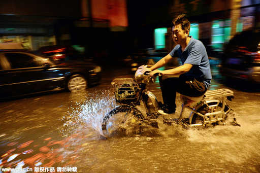 Deszcze zalewają ulice Pekinu, zmuszają do ewakuacji