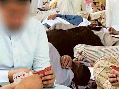 Саудовская Аравия: четверо братьев-подростков задержаны за игру в карты в мечети, общественность требует наказания