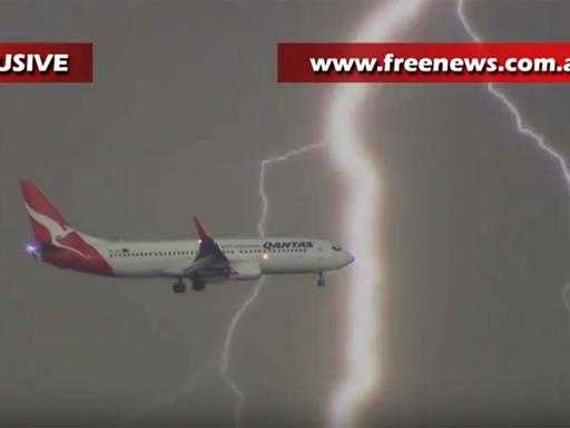 Samolot Qantas przechwycony przez błyskawicę podczas burzy z piorunami w Sydney
