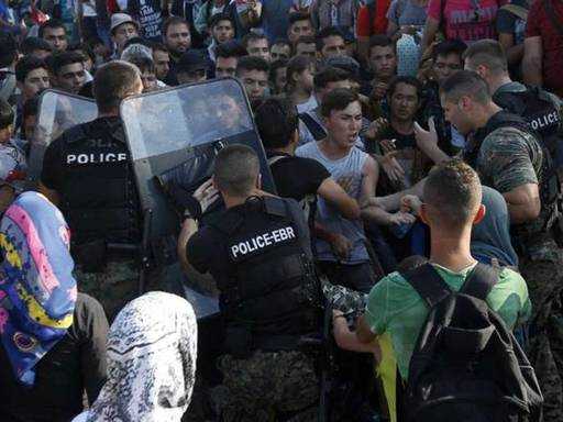 Мигрантский кризис: столкновение македонской полиции и отчаявшихся мигрантов на границе с Грецией