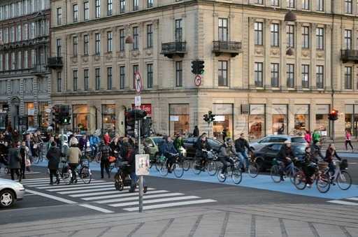 Дания: пешеходов могут обязать подавать автомобилям сигналы руками