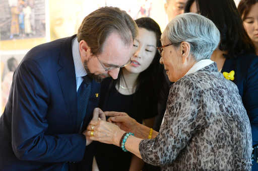 Верховний комісар ООН з прав людини зустрівся з колишніми корейськими секс-рабинями