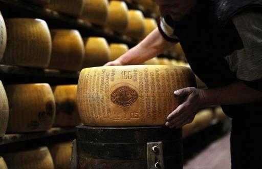 Италия: “сырная банда” за год украла больше 2,000 головок пармезана