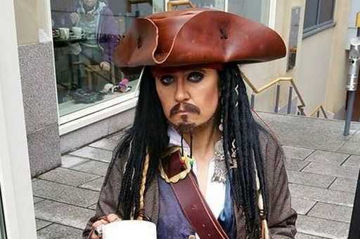 Фанатка Пиратов Карибского моря потратила тысячи фунтов, чтобы выглядеть как Джек Воробей