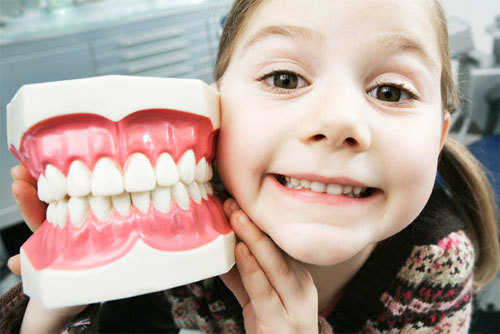 Bierne palenie może gnić zęby dziecka, wynika z badań