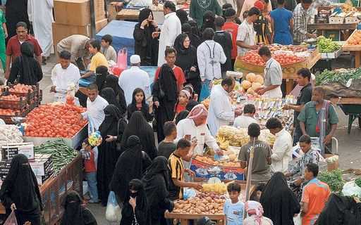 Эмираты: потребительская уверенность падает, жители экономят и боятся потерять работу