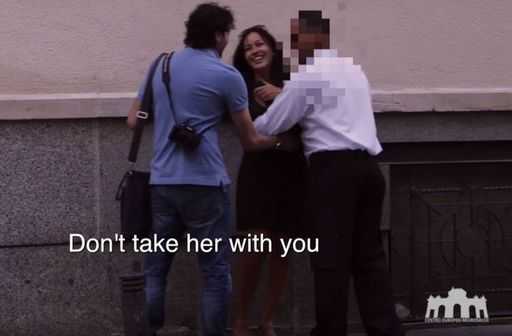 Как испанцы реагируют на пьяную девушку (видео)