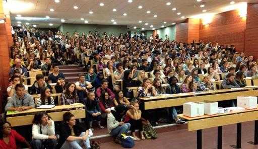 “Моя аудитория вот-вот лопнет”: французские студенты запустили флешмоб против переполненности университетов