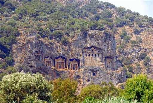 Турция: Скальные гробницы Далянь защитят от туристов ограждениями