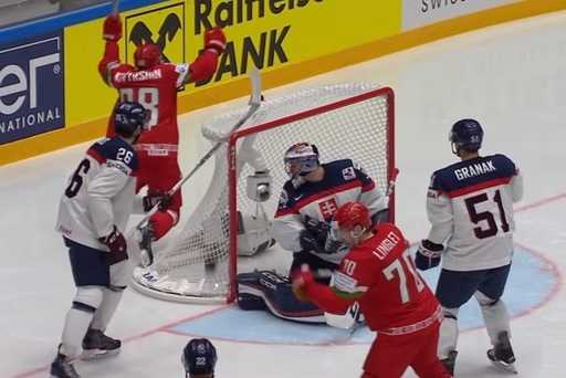 ЧМ по хоккею: первая победа Беларуси, голевые феерии шведов и швейцарцев (видео)