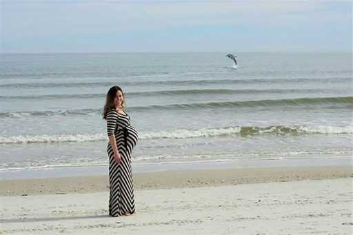 Неожиданное появление дельфина на фото с беременной женщиной