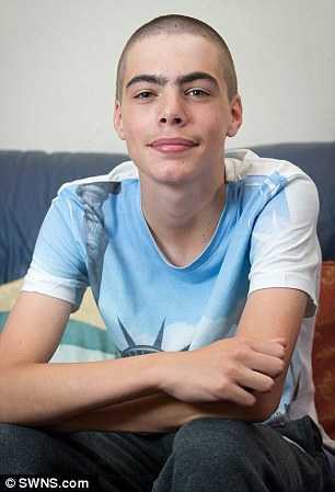 14-річний хлопчик, який намагався заробити гроші на пожертвування на боротьбу з раком, потрапив у шкільний ізолятор через те, що поголив голову налисо після смерті свого дідуся від цієї хвороби