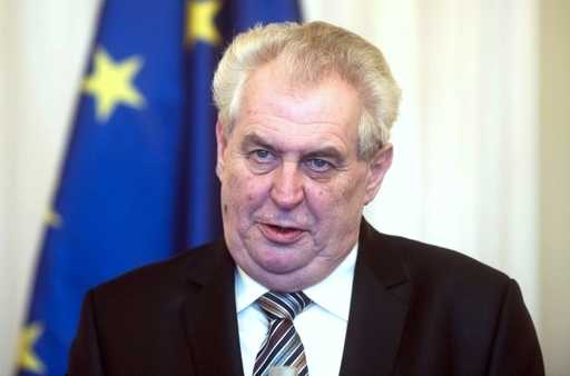 Президент Чехии предложил прощать Греции долг за постройку на ее территории тюрьм для беженцев