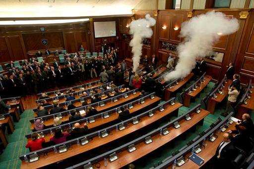 Парламент Косово покупает сканеры, чтобы избавиться от слезоточивого газа на заседаниях