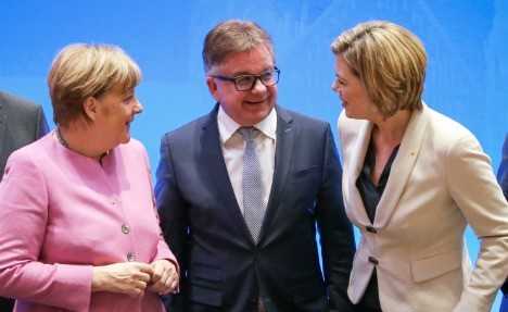 Партыйныя калегі «наносяць нажом спіну Меркель» над бежанцамі