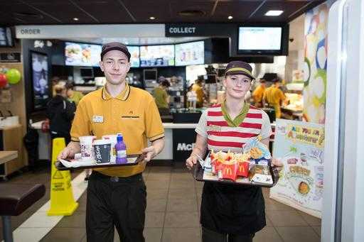 McDonald's wprowadza obsługę stołową w 400 brytyjskich restauracjachv