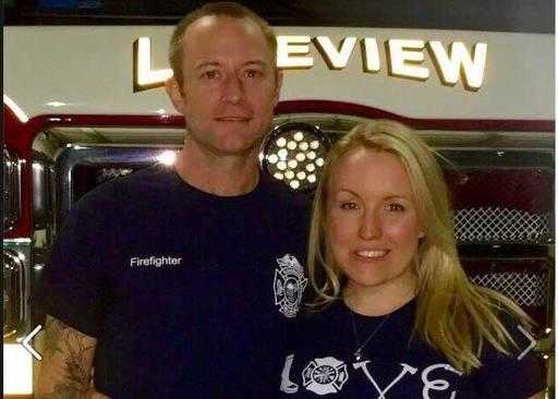 Frau ist eingestellt, um den Feuerwehrmann zu heiraten, der sie rettete