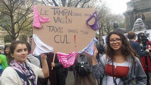 Парижанки протестуют против “налога на тампоны”