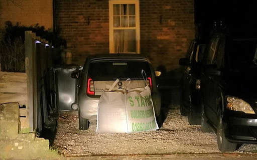 El residente enojado colocó una tonelada de grava detrás de un automóvil de cercanías después de aparcarla en su camino privado