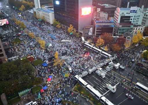 “Майдан” в Сеуле: десятки тысяч корейцев протестуют против трудовой реформы и новых учебников истории