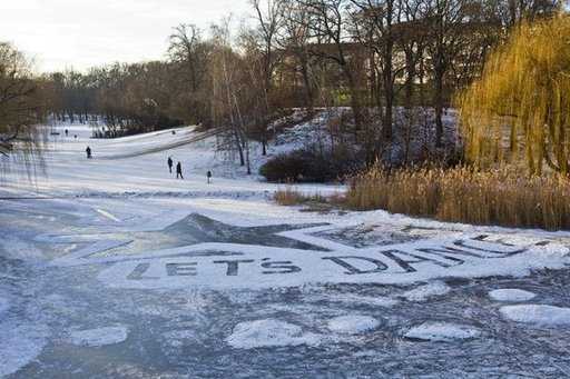 Берлинские фанаты Боуи посвятили ему гигантский мемориал на льду