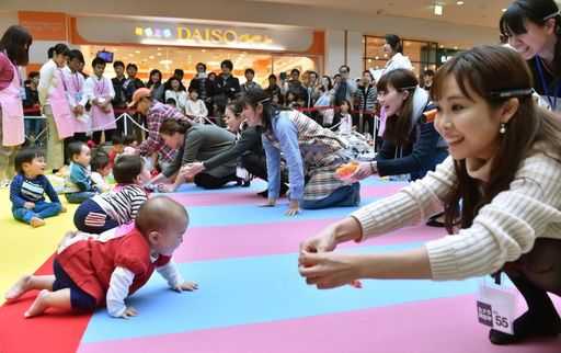 В Японии провели самое масштабное в мире соревнование малышей-“ползунков”