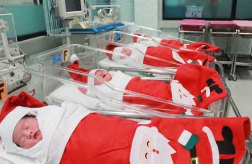 В Таиланде новорожденных одевают в костюмы Санта-Клауса