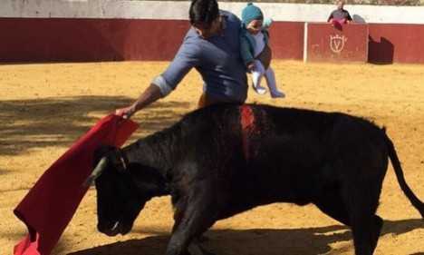 Испанский тореадор взял на ринг пятимесячную дочь (фото)