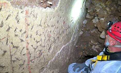 В Риме под оживленной улицей откопали дом с фресками 2,000-летней давности