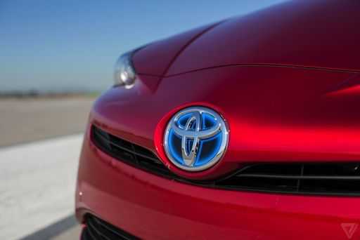 Toyota тестирует технологию автоматической остановки автомобилей