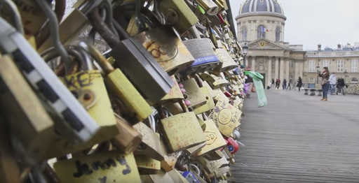 Власти Парижа хотят запретить замки влюбленных