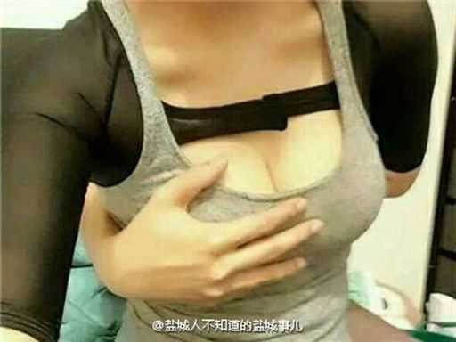 Новый сумасшедший флешмоб: тысячи китаянок делают селфи, пытаясь дотянуться до груди из-за спины