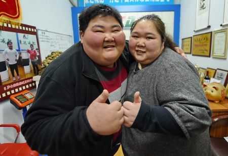 Китай: 200-килограммовые супруги борются с ожирением, чтобы зачать ребенка