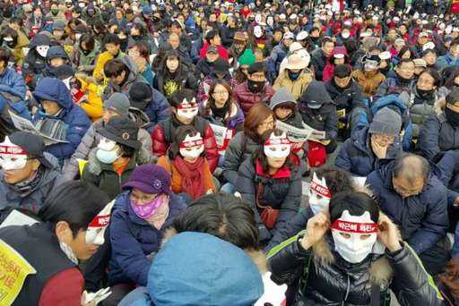 Цветы и маски: в Сеуле проходит многотысячный митинг с требованием отставки президента