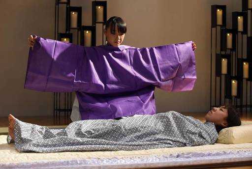Искусство смерти: в Японии впервые прошло состязание лучших мастеров погребального обряда