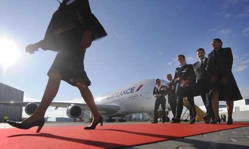 Стюардессы Air France отказываются носить хиджаб