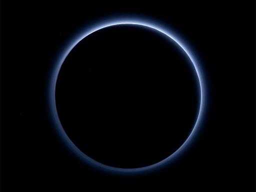 НАСА: на Плутоне голубое небо и вода в замороженном виде