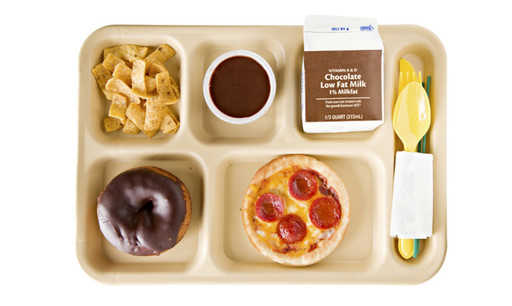 Si les da a los niños demasiada comida, comerán en exceso