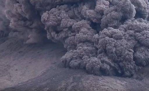 Число жертв извержения вулкана в Индонезии возросло до 6 человек